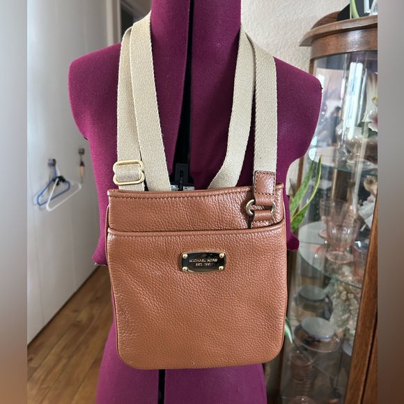 Michael Kors Crossover Pocketbook. Brown With Adjustable Shoulder Strap. - Picture 3 of 5